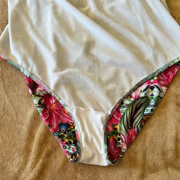 ASOS DESIGN Curve Underwired Swimsuit In Festival Tropical Print - Picture 7 of 13